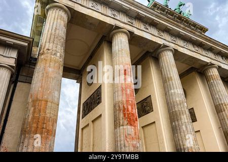 Nach Farbattacke der Letzten Generation Kosten für Reinigung des Brandenburger Tores betragen 115,000 Euro. Spuren der Farbattacke auf das Brandenburger Tor, Wochen nach dem Farbanschlag wurde ein passendes Reinigungsmittel gefunden. Die Staatsanwaltschaft ermittelt gegen die Beteiligten. Die Reinigung des Brandenburger tors nach der Farbattacke der Letzten Generation soll voraussichtlich 115,000 Euro kosten. DAS teilte die BIM Berliner Immobilienmanagement GmbH mit. DAS Unternehmen verwaltet das Wahrzeichen à Berlin. *** Après l'attaque de peinture de dernière génération le coût de nettoyage du Branden Banque D'Images