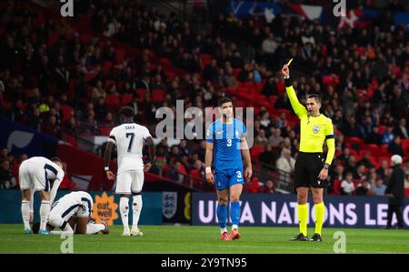 Londres, Royaume-Uni. 10 octobre 2024. Bukayo Saka, de l'Angleterre, est réservé et reçoit un carton jaune Angleterre v Grèce, match du groupe F de l'UEFA Nations League au stade de Wembley à Londres le jeudi 10 octobre 2024. Usage éditorial exclusif. photo par Sandra Mailer/Andrew Orchard photographie sportive/Alamy Live News crédit : Andrew Orchard photographie sportive/Alamy Live News Banque D'Images