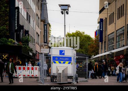 Essen, Rhénanie-du-Nord-Westphalie, Allemagne, Symbolfoto, mobile Videoüberwachungsanlage, Polizeieinsatz, Sicherheitsmaßnahmen, Urbane Umgebung, öffentliche Ordnung, Innenstadt, Überwachungstechnik, Kriminalitätsprävention, Polizeipräsenz, Schutzmaßnahmen, Sicherheit im öffentlichen Raum, Fußgängerzone, Städtische Sicherheit, Konfliktprävention, Überwachungskamera, mobile Polizeiwache, öffentliche Sicherheit, Bürgerüberwachung, Städtische Infrastruktur, Einsatzkräfte Präsenz der Ordnungskräfte. *** Essen, Rhénanie-du-Nord-Westphalie, Allemagne, photo symbolique, système mobile de vidéosurveillance, police OPE Banque D'Images