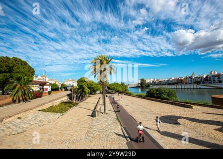 La promenade Christophe Colomb longe le fleuve Guadalquivir Banque D'Images