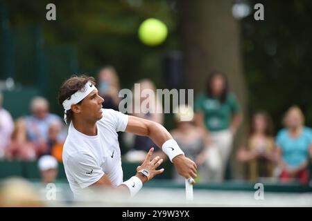 FICHIERS PHOTOS. 11 octobre 2024. Rafael Nadal, joueur de tennis professionnel espagnol de 38 ans, a annoncé qu'il prendrait sa retraite à la fin de la saison. Nadal a remporté 22 grands chelems au cours de sa carrière de tennis. Stoke Poges, Buckinghamshire, 26 juin 2015. Rafael Nadal joue au tennis aux Boodles à Stoke Park, Stoke Poges, Buckinghamshire. Crédit : Maureen McLean/Alamy Banque D'Images