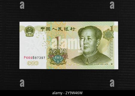 Le billet de banque de couleur verte de ¥1 Yuan a le portrait de Mao Zedong sur la face avant, avec une fleur d'orchidée. Banque D'Images