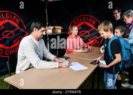 Bilzen, Belgique. 11 octobre 2024. Le gardien de but belge Thibaut Courtois et la belge Julie Biesmans photographiés lors de l'inauguration de la dixième Cour Rouge belge, un nouveau terrain de football social à Bilzen, vendredi 11 octobre 2024. BELGA PHOTO JILL DELSAUX crédit : Belga News Agency/Alamy Live News Banque D'Images