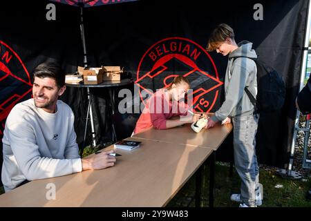 Bilzen, Belgique. 11 octobre 2024. Le gardien de but belge Thibaut Courtois et la belge Julie Biesmans photographiés lors de l'inauguration de la dixième Cour Rouge belge, un nouveau terrain de football social à Bilzen, vendredi 11 octobre 2024. BELGA PHOTO JILL DELSAUX crédit : Belga News Agency/Alamy Live News Banque D'Images