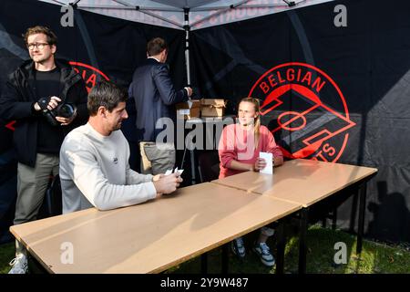 Bilzen, Belgique. 11 octobre 2024. Le gardien de but belge Thibaut Courtois et la belge Julie Biesmans photographiés lors de l'inauguration de la dixième Cour Rouge belge, un nouveau terrain de football social à Bilzen, vendredi 11 octobre 2024. BELGA PHOTO JILL DELSAUX crédit : Belga News Agency/Alamy Live News Banque D'Images