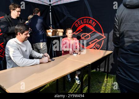 Bilzen, Belgique. 11 octobre 2024. Le gardien de but belge Thibaut Courtois et la belge Julie Biesmans photographiés lors de l'inauguration de la dixième Cour Rouge belge, un nouveau terrain de football social à Bilzen, vendredi 11 octobre 2024. BELGA PHOTO JILL DELSAUX crédit : Belga News Agency/Alamy Live News Banque D'Images