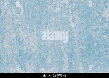 Stuc désordonné de couleur blanche et bleue, fond de texture de plâtre de gros plan. Mur décoratif peint altéré, surface en béton teinté vieilli. Papier peint Banque D'Images