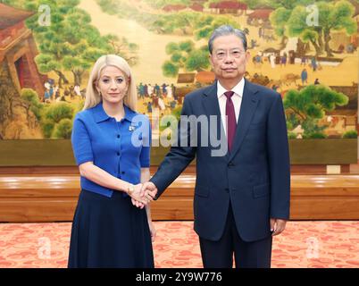 Pékin, Chine. 11 octobre 2024. Zhao Leji, président du Comité permanent de l'Assemblée populaire nationale, s'entretient avec Annita Demetriou, présidente de la Chambre des représentants de Chypre, à la Grande salle du peuple à Pékin, capitale de la Chine, 11 octobre 2024. Crédit : Yao Dawei/Xinhua/Alamy Live News Banque D'Images