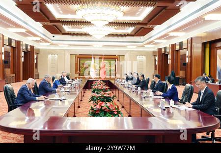 Pékin, Chine. 11 octobre 2024. Zhao Leji, président du Comité permanent de l'Assemblée populaire nationale, s'entretient avec Annita Demetriou, présidente de la Chambre des représentants de Chypre, à la Grande salle du peuple à Pékin, capitale de la Chine, 11 octobre 2024. Crédit : Yao Dawei/Xinhua/Alamy Live News Banque D'Images