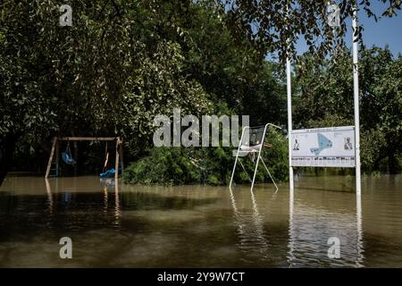 Al Fousseini Camara/le Pictorium - inondations à Bamako au Mali et inondations du fleuve Niger septembre 2024. - 28/09/2024 - Mali/District de Bamako/Bamako - L'île de Dialagoun et son école qui éduque plus de 260 écoliers de Bozo de différents quartiers bordant le fleuve Niger à Bamako n'ont pas été épargnés par la montée des eaux le 28 septembre 2024. L’île de Dialagoun est située au milieu du fleuve Niger entre les districts de Badalabougou, Magnanbougou et Cité du Niger sur l’autre rive. L'eau a recouvert l'île, pénétrant dans les salles de classe et détruisant complètement l'educ Banque D'Images