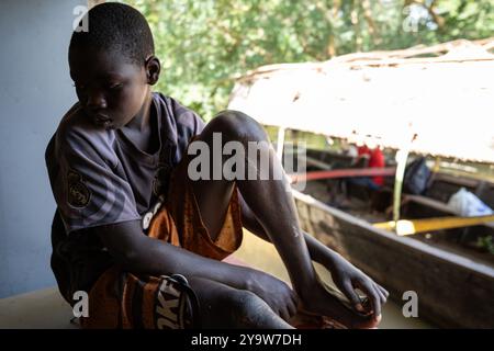 Al Fousseini Camara/le Pictorium - inondations à Bamako au Mali et inondations du fleuve Niger septembre 2024. - 28/09/2024 - Mali/District de Bamako/Bamako - L'île de Dialagoun et son école qui éduque plus de 260 écoliers de Bozo de différents quartiers bordant le fleuve Niger à Bamako n'ont pas été épargnés par la montée des eaux le 28 septembre 2024. L’île de Dialagoun est située au milieu du fleuve Niger entre les districts de Badalabougou, Magnanbougou et Cité du Niger sur l’autre rive. L'eau a recouvert l'île, pénétrant dans les salles de classe et détruisant complètement l'educ Banque D'Images