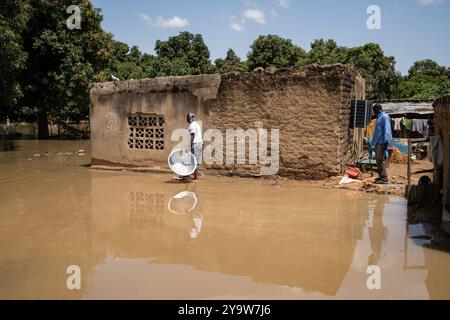 Al Fousseini Camara/le Pictorium - inondations à Bamako au Mali et inondations du fleuve Niger septembre 2024. - 28/09/2024 - Mali/District de Bamako/Bamako - sur l’île des « aux Manguiers », un camp de personnes déplacées (PDI) a été complètement submergé par la montée des eaux et les inondations du fleuve Niger. L'île est située au milieu du fleuve Niger entre les districts de Badalabougou, Magnanbougou et Cité du Niger sur l'autre rive. L'eau couvrait une bonne partie de l'île et détruisait de nombreuses maisons de boue là aussi. Suite aux fortes pluies de ces derniers jours, le fleuve Niger h Banque D'Images