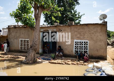 Al Fousseini Camara/le Pictorium - inondations à Bamako au Mali et inondations du fleuve Niger septembre 2024. - 28/09/2024 - Mali/District de Bamako/Bamako - sur l’île des « aux Manguiers », un camp de personnes déplacées (PDI) a été complètement submergé par la montée des eaux et les inondations du fleuve Niger. L'île est située au milieu du fleuve Niger entre les districts de Badalabougou, Magnanbougou et Cité du Niger sur l'autre rive. L'eau couvrait une bonne partie de l'île et détruisait de nombreuses maisons de boue là aussi. Suite aux fortes pluies de ces derniers jours, le fleuve Niger h Banque D'Images