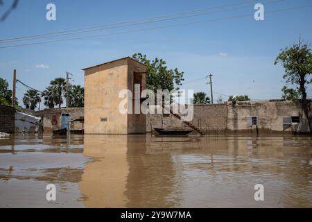 Al Fousseini Camara/le Pictorium - inondations à Bamako au Mali et inondations du fleuve Niger septembre 2024. - 28/09/2024 - Mali/District de Bamako/Bamako - le quartier sans-fil situé sur la rive gauche du fleuve Niger a été dévasté par les inondations du fleuve Niger. Il a été complètement submergé par la montée des eaux et de nombreuses maisons ont été détruites. La baisse pourrait également laver le reste des logements de boue déjà très affaiblis par les inondations. Le risque que certaines maisons s’effondrent représente un grand danger pour la population. Suite aux fortes pluies de ces derniers jours, la Rive Niger Banque D'Images