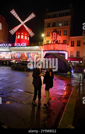 Paris, France. 9 octobre 2024. Le célèbre cabaret parisien le Moulin Rouge de nuit le 9 octobre 2024 à Paris, France. Banque D'Images