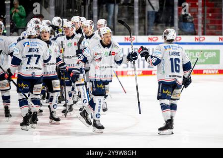 Jubel Freude nach dem Spiel Colin Ugbekile (79, Iserlohn Roosters ) Hubert Labrie (16, Iserlohn Roosters ), Nuernberg Ice Tigers v. Iserlohn Roosters, Eishockey, Penny DEL, 8. Spieltag, 10.10.2024, Foto : Eibner-Pressefoto/Thomas Hahn Banque D'Images