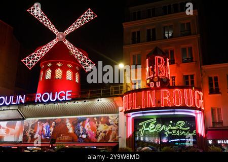 Paris, France. 9 octobre 2024. Le célèbre cabaret parisien le Moulin Rouge de nuit le 9 octobre 2024 à Paris, France. Banque D'Images