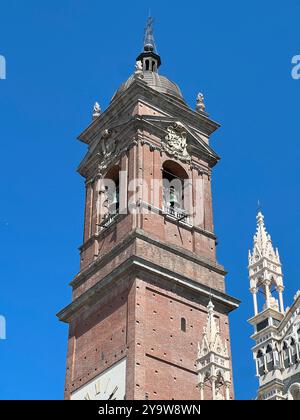 Monza, Italie - 10 septembre 2024 : partie cathédrale de Monza sur fond de ciel bleu Banque D'Images