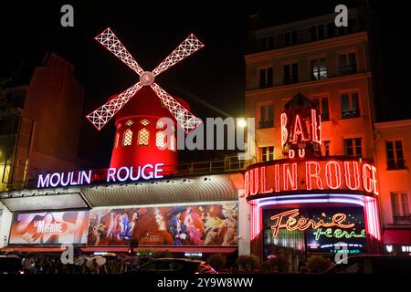 Paris, France. 9 octobre 2024. Le célèbre cabaret parisien le Moulin Rouge de nuit le 9 octobre 2024 à Paris, France. Banque D'Images