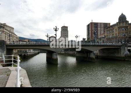 Pont Arenal en béton armé sur la rivière Nervion construit en 1938 et nommé à l'origine Pont de la victoire Bilbao pays Basque Euskadi Espagne Banque D'Images