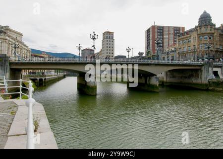 Pont Arenal en béton armé sur la rivière Nervion construit en 1938 et nommé à l'origine Pont de la victoire Bilbao pays Basque Euskadi Espagne Banque D'Images