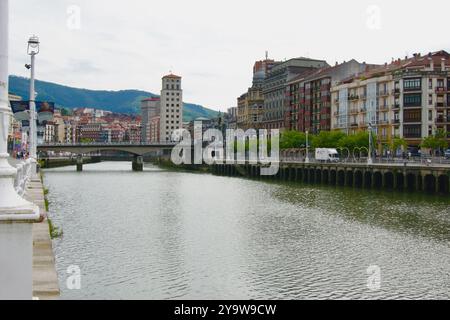 Pont Arenal en béton armé sur la rivière Nervion construit en 1938 et nommé à l'origine Pont de la victoire Bilbao pays Basque Euskadi Espagne Banque D'Images