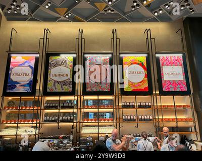 Milan, Italie - 14 septembre 2024 : variétés de café sur des affiches dans la torréfaction de la réserve Starbucks Banque D'Images