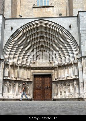 Gérone, Espagne - 18 septembre 2024 : marche de l'homme le long de la cathédrale de Gérone Banque D'Images