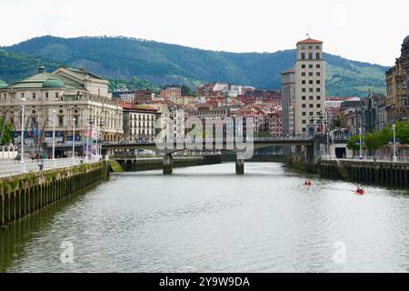 Pont Arenal en béton armé sur la rivière Nervion construit en 1938 et nommé à l'origine Pont de la victoire Bilbao pays Basque Euskadi Espagne Banque D'Images