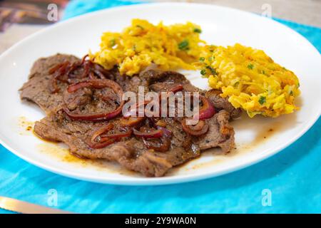 De la vraie nourriture, forte, riche en protéines et saine. Steak de croupe avec oignons, boulettes de riz et légumes Banque D'Images