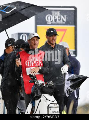 18 juillet 2019 ; Brooks Koepka (USA) et Caddy Ricky Elliott sur le 17e tee lors de la première manche du tournoi de golf Open Championship au Royal Portrush Golf Club - Dunluce course, comté d'Antrim, Irlande du Nord. Banque D'Images