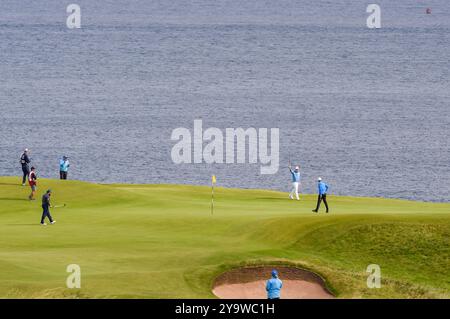 18 juil. 2019 ; Robert Macintyre perce un long putt le 5 au cours de la première manche du tournoi de golf Open Championship au Royal Portrush Golf Club - Dunluce course, Portrush, Irlande du Nord. Banque D'Images