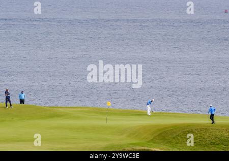 18 juil. 2019 ; Robert Macintyre perce un long putt le 5 au cours de la première manche du tournoi de golf Open Championship au Royal Portrush Golf Club - Dunluce course, Portrush, Irlande du Nord. Banque D'Images