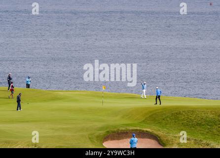 18 juil. 2019 ; Robert Macintyre perce un long putt le 5 au cours de la première manche du tournoi de golf Open Championship au Royal Portrush Golf Club - Dunluce course, Portrush, Irlande du Nord. Banque D'Images