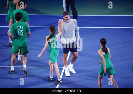 Shanghai, Chine. 11 octobre 2024. Roger Federer, ancien joueur de tennis suisse, est vu lors de l'événement Roger Federer Fan Day au tournoi ATP World Tour Shanghai Masters à Shanghai, dans l'est de la Chine, 11 octobre 2024. Crédit : Xu Yanan/Xinhua/Alamy Live News Banque D'Images