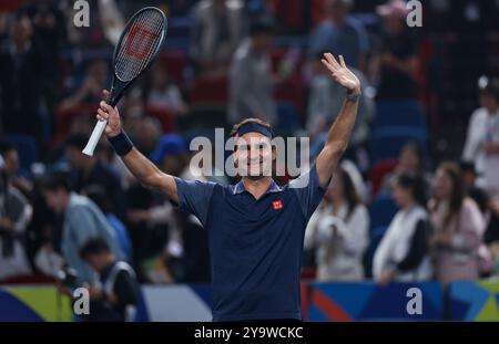 Shanghai, Chine. 11 octobre 2024. Roger Federer, ancien joueur de tennis suisse, est vu lors de l'événement Roger Federer Fan Day au tournoi ATP World Tour Shanghai Masters à Shanghai, dans l'est de la Chine, 11 octobre 2024. Crédit : Bai Xuefei/Xinhua/Alamy Live News Banque D'Images