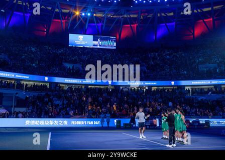 Shanghai, Chine. 11 octobre 2024. Roger Federer, ancien joueur de tennis suisse, est vu lors de l'événement Roger Federer Fan Day au tournoi ATP World Tour Shanghai Masters à Shanghai, dans l'est de la Chine, 11 octobre 2024. Crédit : Bai Xuefei/Xinhua/Alamy Live News Banque D'Images