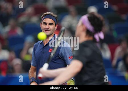 Shanghai, Chine. 11 octobre 2024. Roger Federer (l), ancien joueur de tennis suisse, est vu lors de l'événement Roger Federer Fan Day au tournoi ATP World Tour Shanghai Masters à Shanghai, dans l'est de la Chine, 11 octobre 2024. Crédit : Xu Yanan/Xinhua/Alamy Live News Banque D'Images