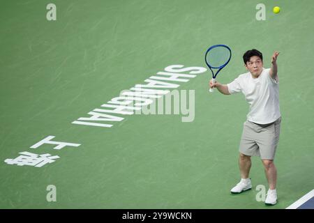 Shanghai, Chine. 11 octobre 2024. Le joueur de tennis de table chinois Fan Zhendong participe à l'événement Roger Federer Fan Day au tournoi ATP World Tour Shanghai Masters à Shanghai, dans l'est de la Chine, 11 octobre 2024. Crédit : Xu Yanan/Xinhua/Alamy Live News Banque D'Images