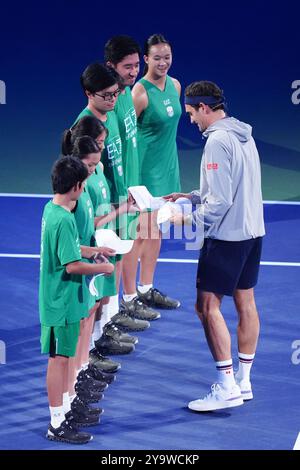 Shanghai, Chine. 11 octobre 2024. Roger Federer (R), ancien joueur de tennis suisse, est vu lors de l'événement Roger Federer Fan Day au tournoi ATP World Tour Shanghai Masters à Shanghai, dans l'est de la Chine, 11 octobre 2024. Crédit : Xu Yanan/Xinhua/Alamy Live News Banque D'Images