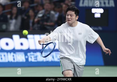 Shanghai, Chine. 11 octobre 2024. Le joueur de tennis de table chinois Fan Zhendong participe à l'événement Roger Federer Fan Day au tournoi ATP World Tour Shanghai Masters à Shanghai, dans l'est de la Chine, 11 octobre 2024. Crédit : Bai Xuefei/Xinhua/Alamy Live News Banque D'Images