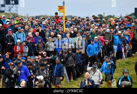 21 juillet 2019, les spectateurs de golf regardent Shane Lowry au 14e tour lors de la dernière manche du tournoi de golf Open Championship au Royal Portrush Golf Club - Dunluce course. Portrush, Irlande du Nord. Banque D'Images