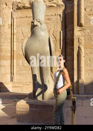 Edfou, Égypte ; 17 janvier 2024 : visite avec les gardiens du Nil pendant que vous explorez le temple d'Horus. Émerveillez-vous devant l'imposante statue d'Horus. Banque D'Images