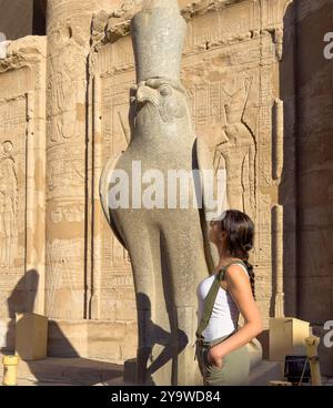 Edfou, Egypte ; 17 janvier 2024 : touriste en voyage spirituel et rencontre divine avec le Dieu Horus. Visite du Temple d'Edfou et émerveillement. Banque D'Images