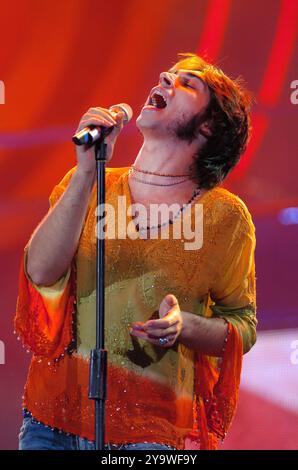 Vérone Italie 10/06/2005 : Francesco Sarcina chanteur du groupe de rock italien le Vibrazioni, lors de l'émission musicale "Festivalbar 2005" Banque D'Images