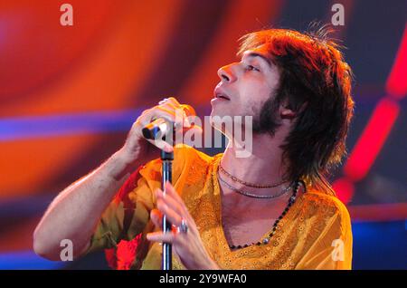 Vérone Italie 10/06/2005 : Francesco Sarcina chanteur du groupe de rock italien le Vibrazioni, lors de l'émission musicale "Festivalbar 2005" Banque D'Images