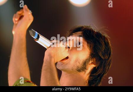 Vérone Italie 10/06/2005 : Francesco Sarcina chanteur du groupe de rock italien le Vibrazioni, lors de l'émission musicale "Festivalbar 2005" Banque D'Images