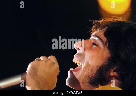 Vérone Italie 10/06/2005 : Francesco Sarcina chanteur du groupe de rock italien le Vibrazioni, lors de l'émission musicale "Festivalbar 2005" Banque D'Images