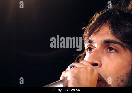 Vérone Italie 10/06/2005 : Francesco Sarcina chanteur du groupe de rock italien le Vibrazioni, lors de l'émission musicale "Festivalbar 2005" Banque D'Images