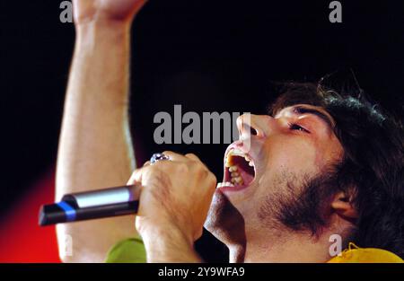 Vérone Italie 10/06/2005 : Francesco Sarcina chanteur du groupe de rock italien le Vibrazioni, lors de l'émission musicale "Festivalbar 2005" Banque D'Images